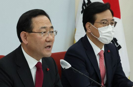 주호영(왼쪽) 국민의힘 원내대표가 지난 12월9일 오후 서울 여의도 국회 본관 당 원내대표실에서 여야 예산안 협상 과정을 설명하고 있다. 오른쪽은 송언석 원내수석부대표.<연합뉴스>